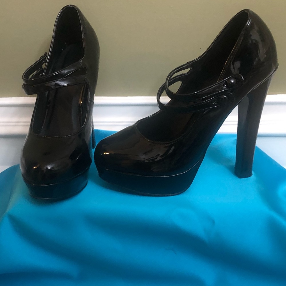 Shiny black pumps